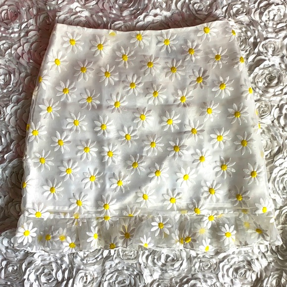 Forever 21 Dresses & Skirts - Beautiful daisy skirt! Size small
